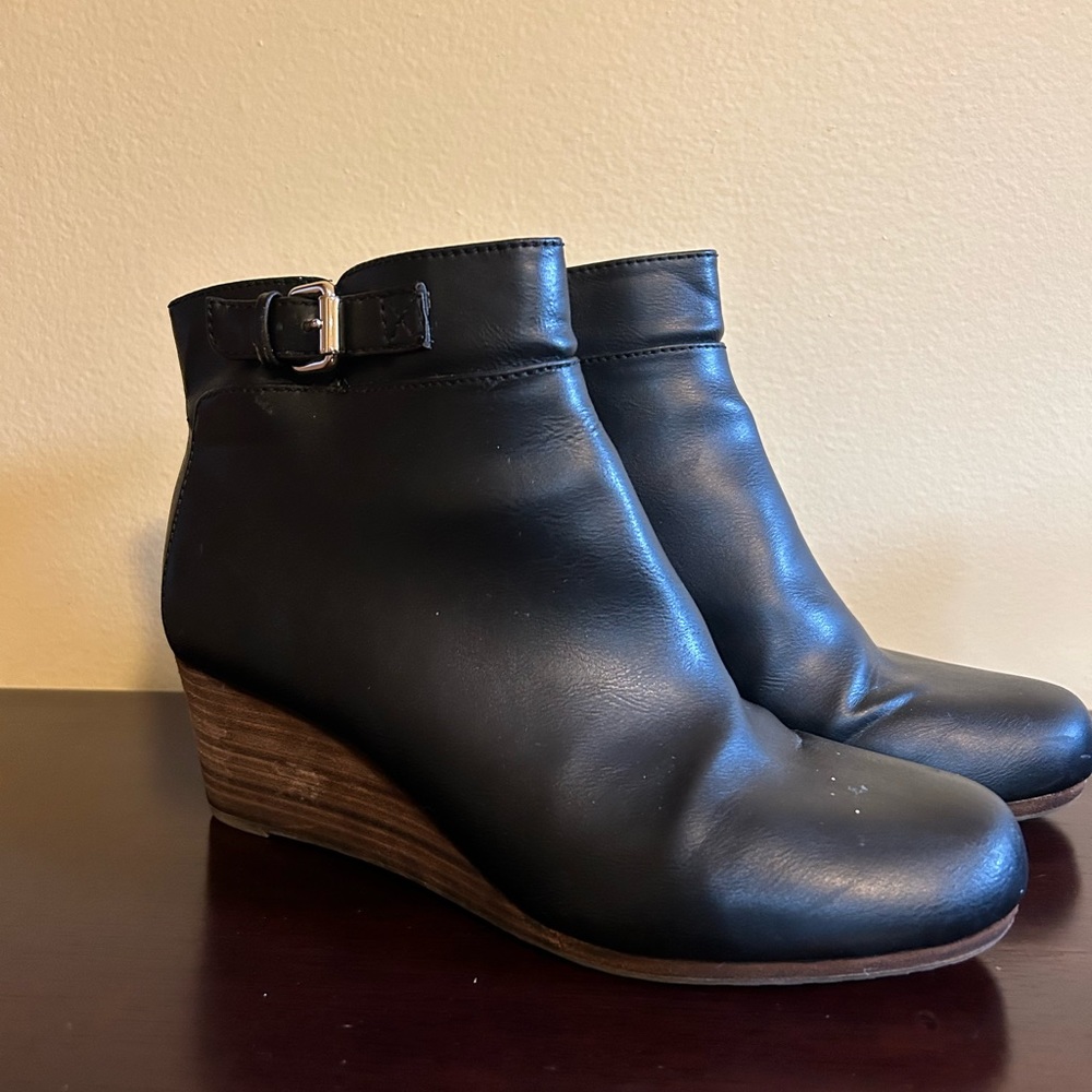 Black wedges